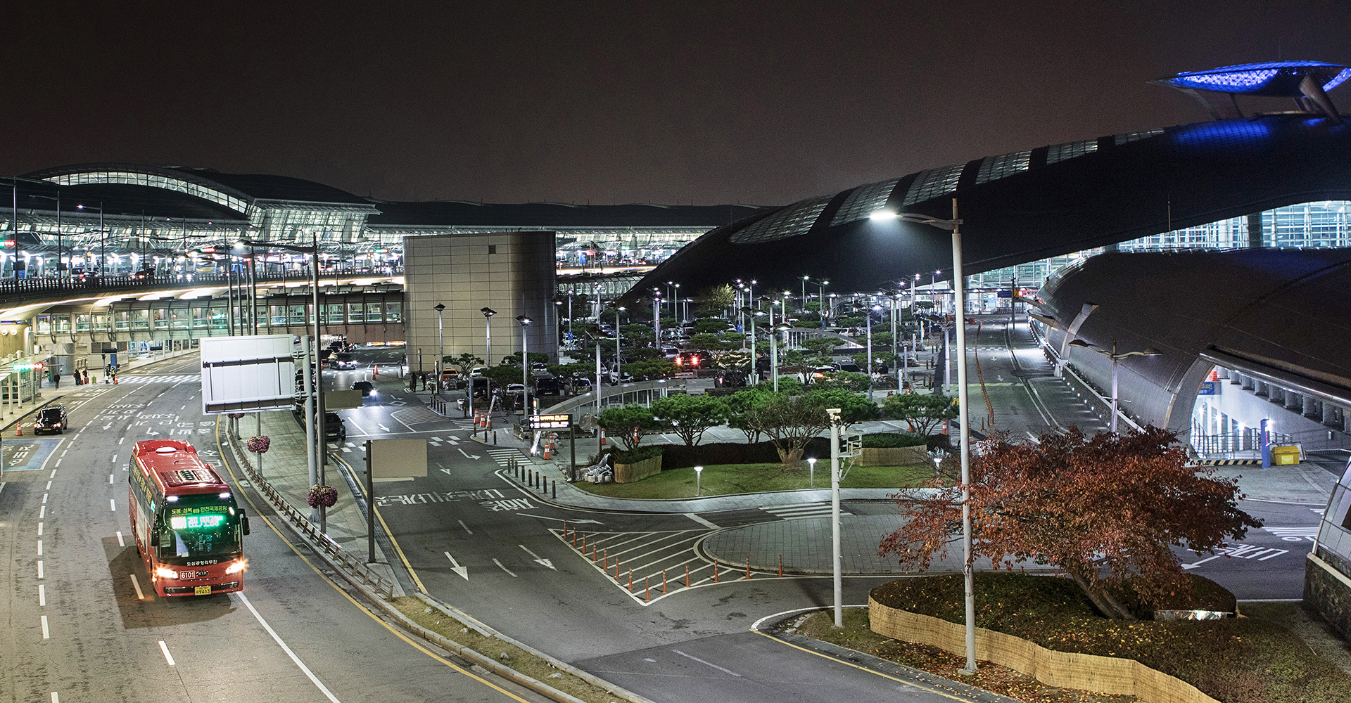 인천공항에 도착하는 도심공항 리무진 버스이미지