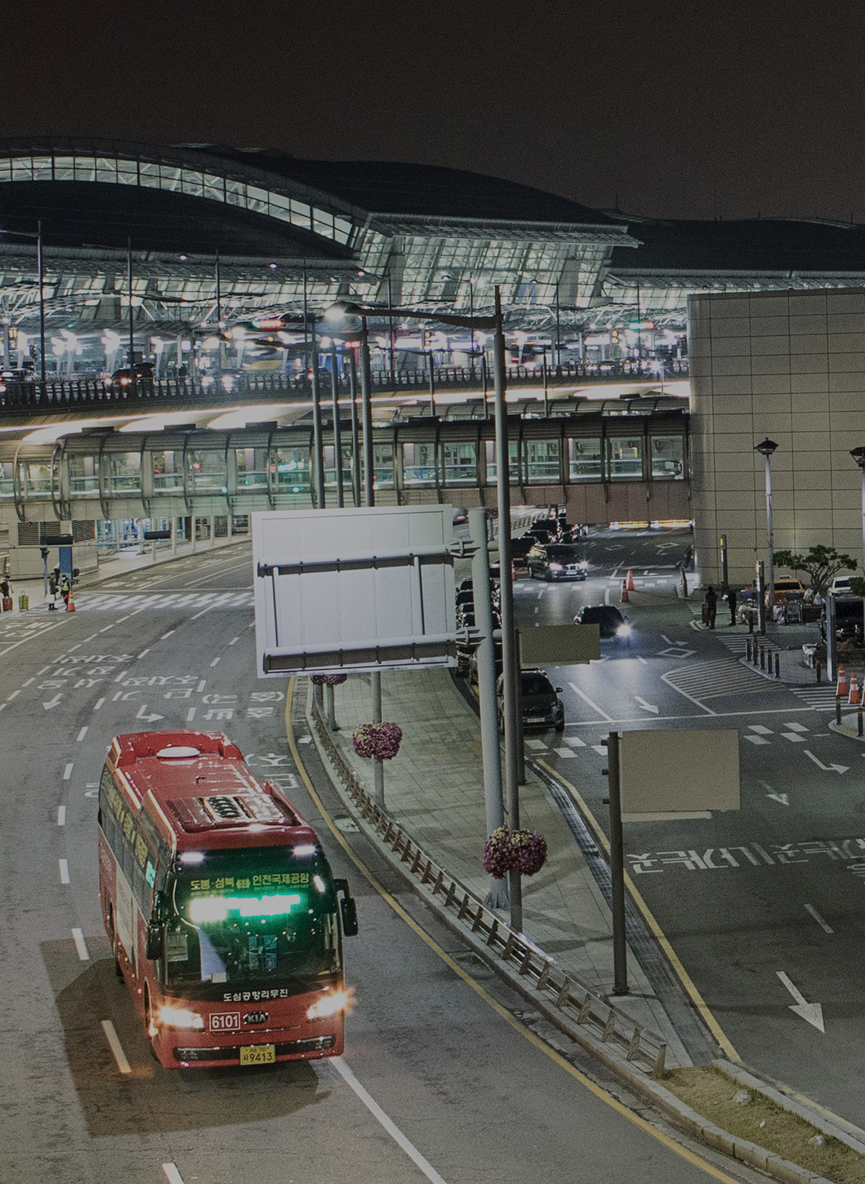 인천공항에 도착하는 도심공항 리무진 버스이미지